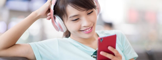 girl smiling at phone